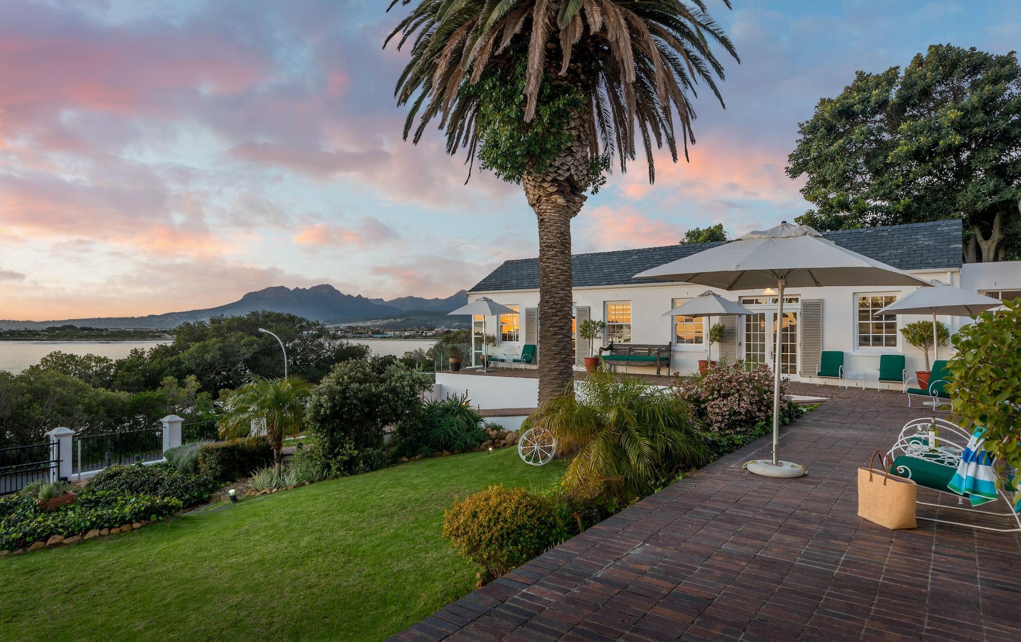 Manor On The Bay Guest house 4*