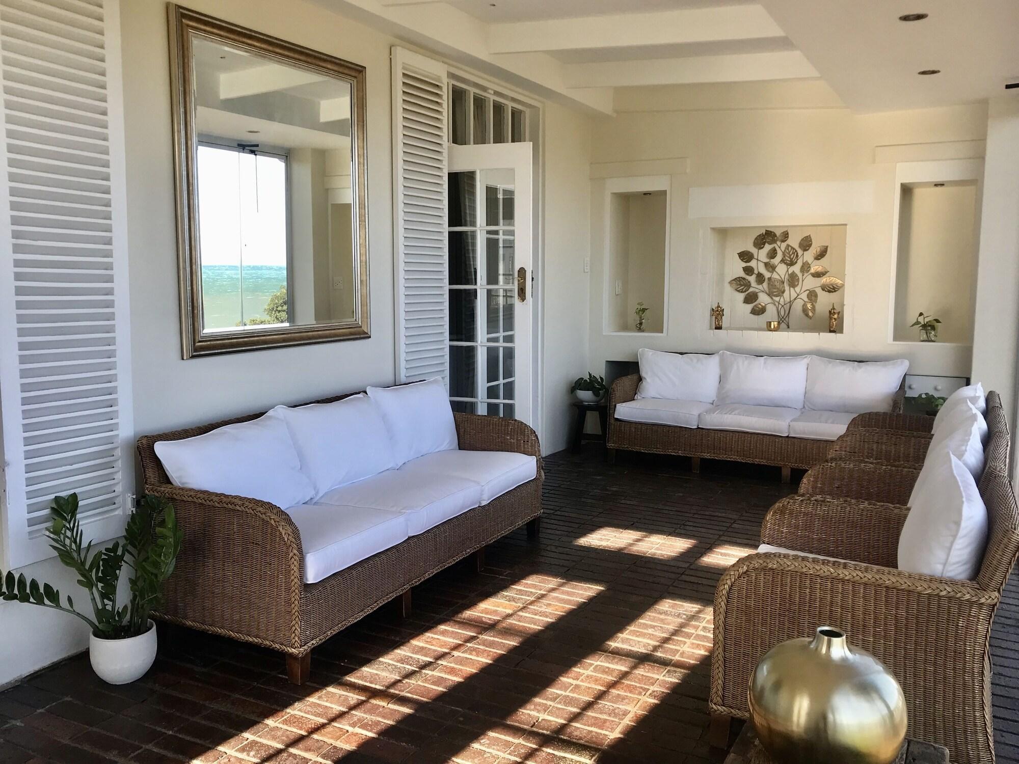 Manor On The Bay