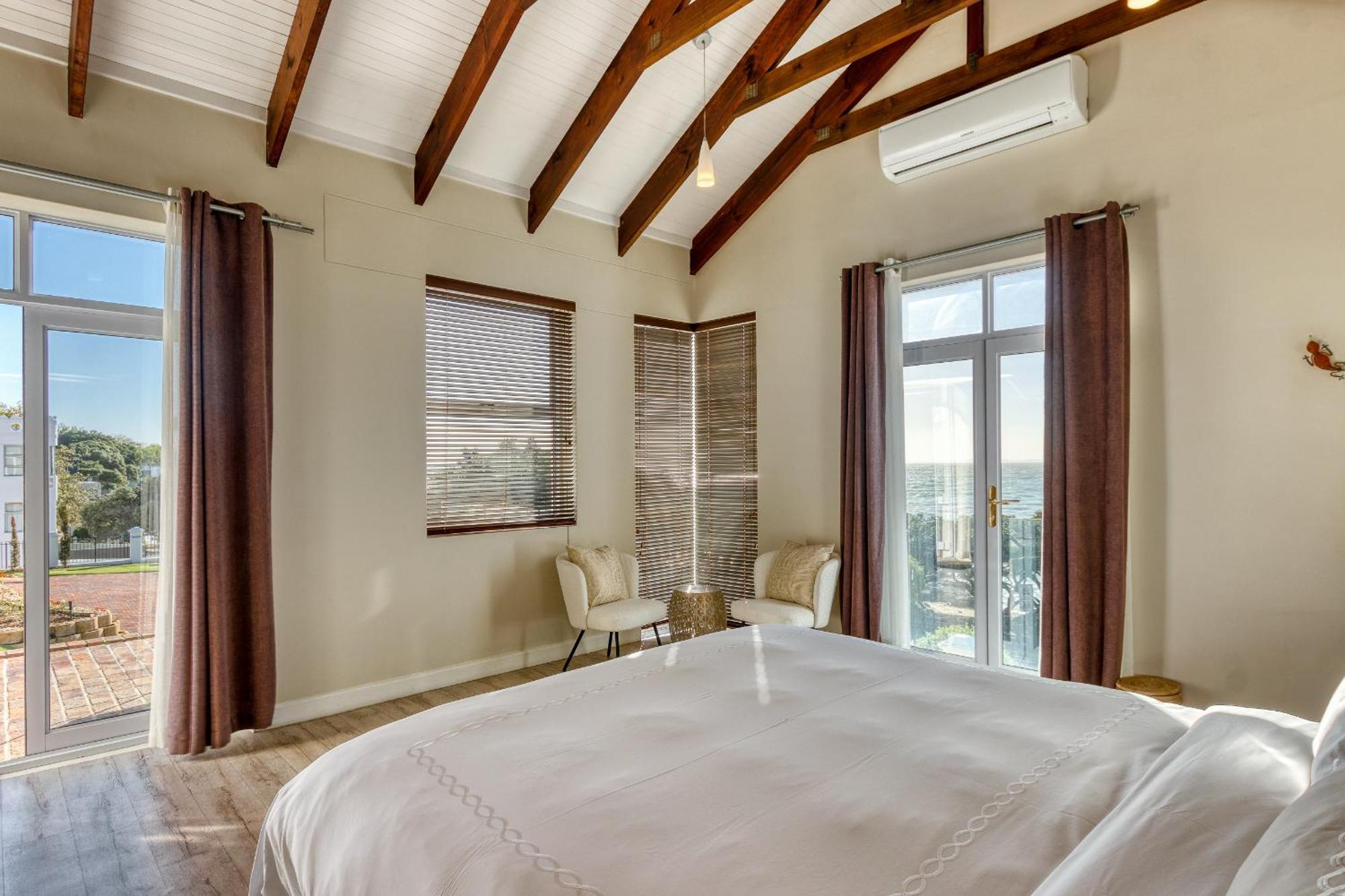 Manor On The Bay 4*